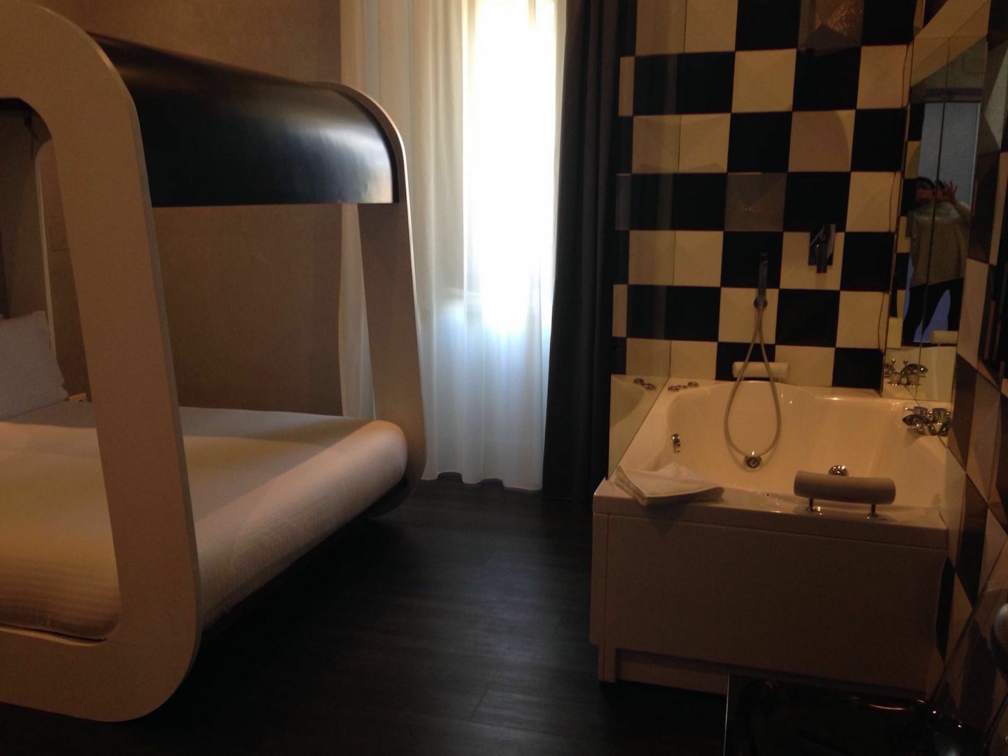 Irooms Station Pensión 4*